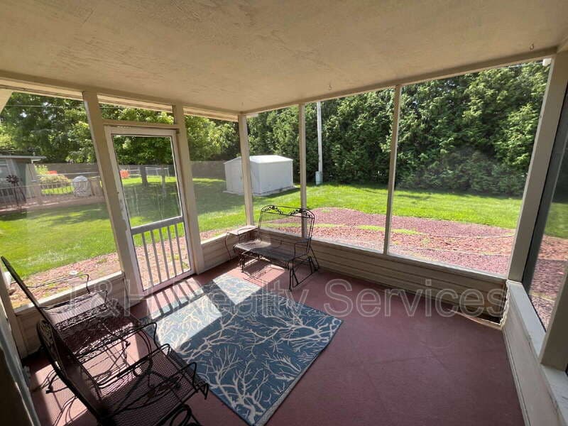 Pendleton House: 4 Village Parkway