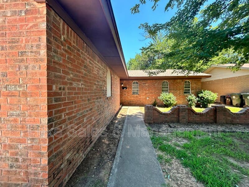 Midwest City House: 602 Royal Ave