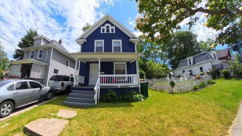 Lansing House: 144 E Barnes Ave.