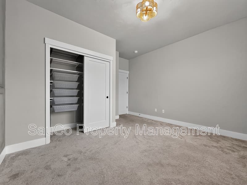 Hillsboro House: 8063 Southeast Reddington Street
