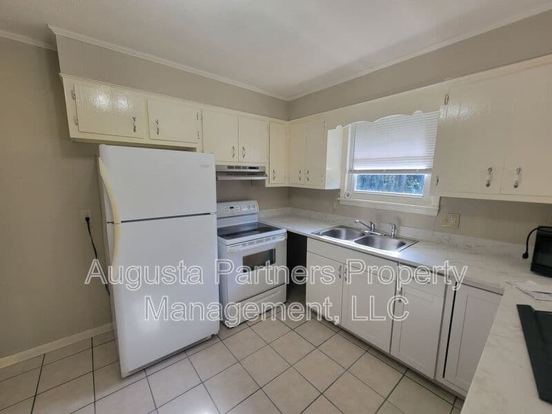 Martinez House: 225 Pecan Dr