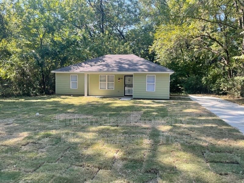 Memphis House: 3187 E Shirley Circle