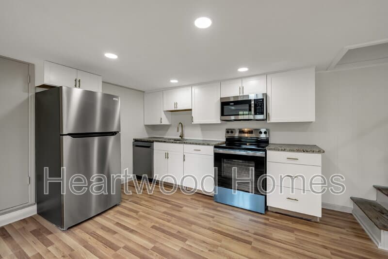Columbia Condo: 1911 Cermack St
