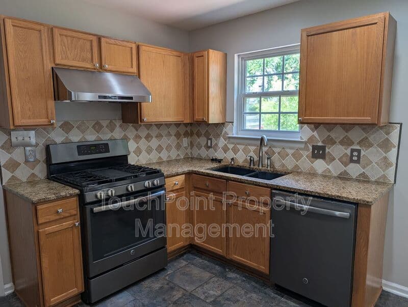 Charlotte House: 9935 Redbud Tree CT