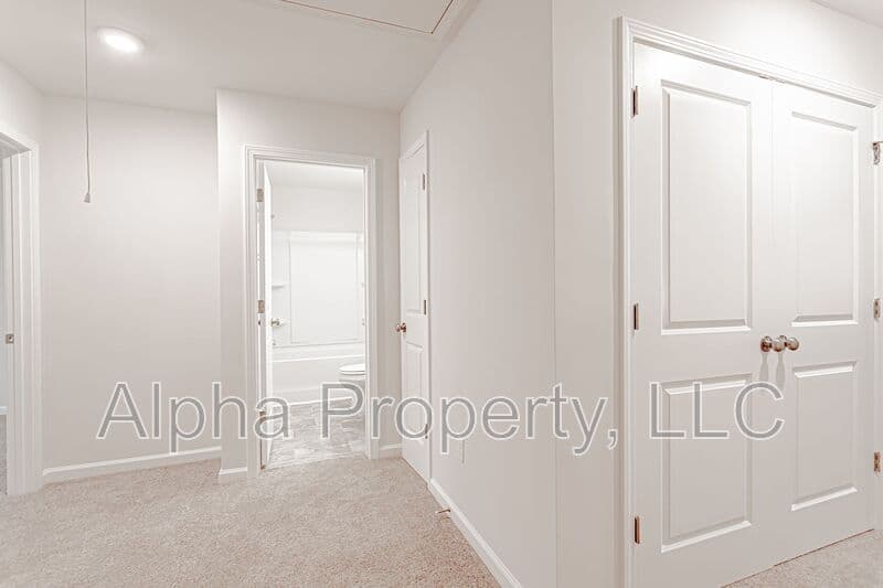 Duncan House: 25 Apricot Ln