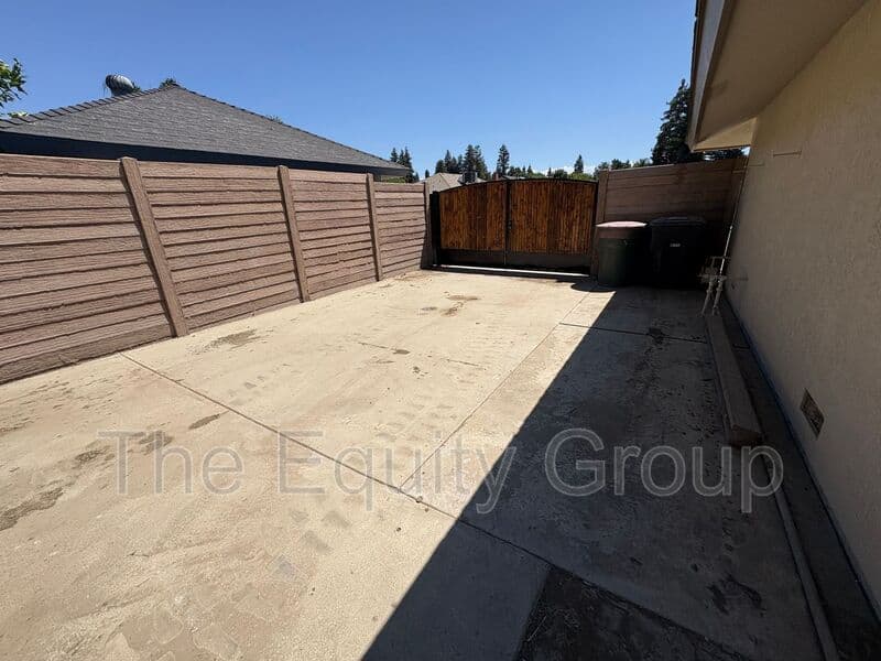 Visalia House: 2322 East Vassar Dr
