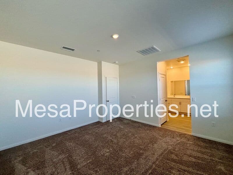 Victorville House: 10638 Sea Venture Way