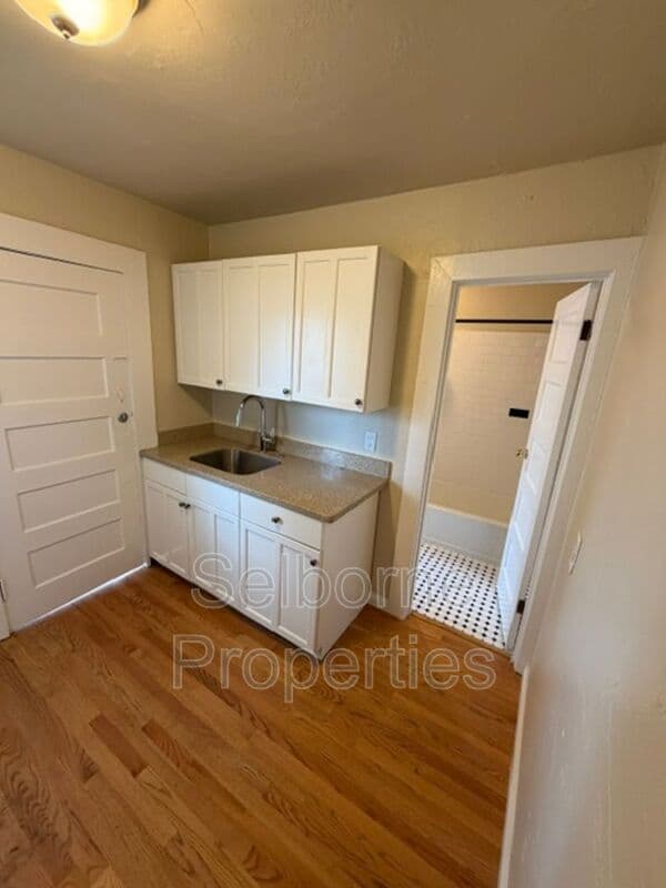 Oakland House: 546 Merrimac St