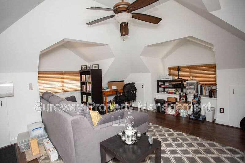 Magnolia House: 417 N Warwick Rd