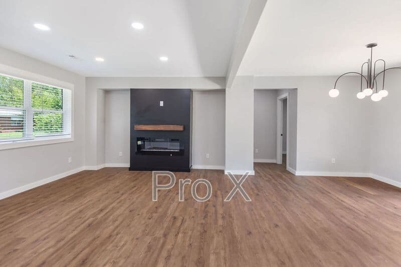 Bentonville House: 809 Carson Drive