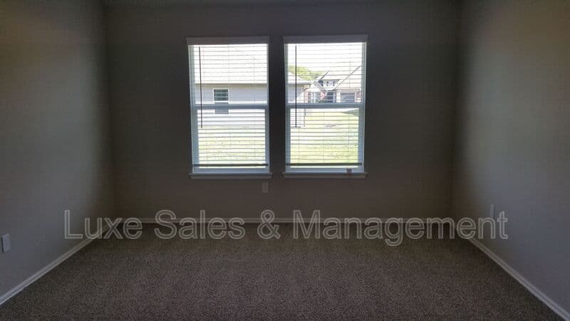 Bartlesville House: 3206 Roman Circle