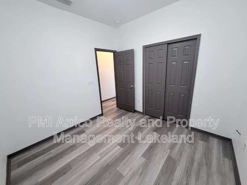 Lakeland House: 1065 View Pointe Way