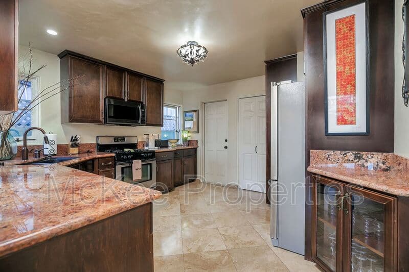 Coronado House: 900 E Avenue