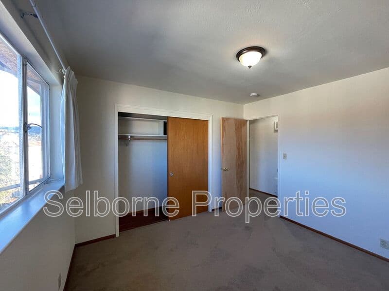 Oakland House: 2500 Ivy Dr.
