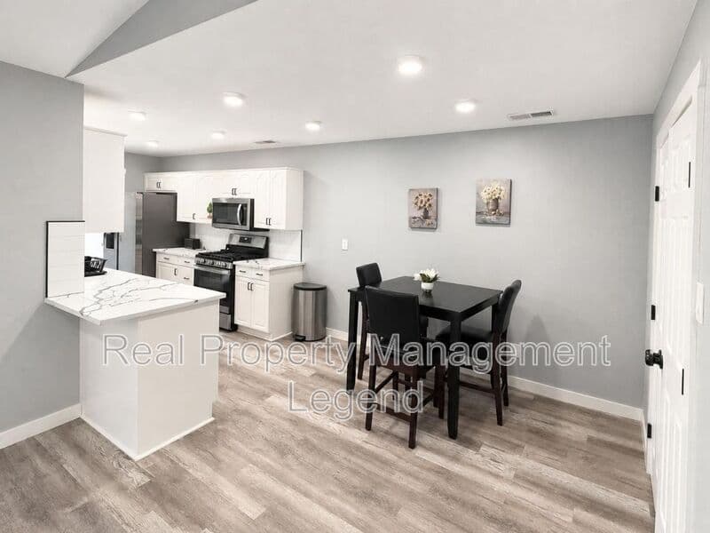 Carrollton House: 2930 Furneaux Ln