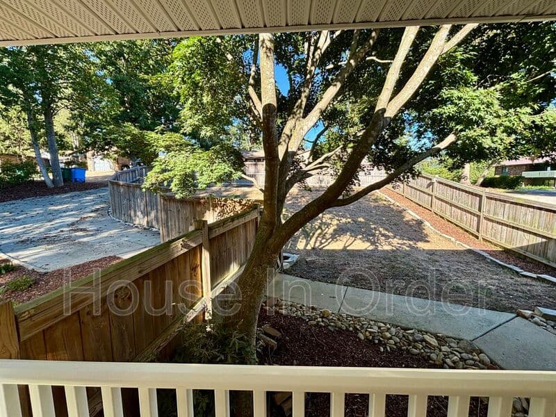 Hendersonville House: 93 Ardis Lane