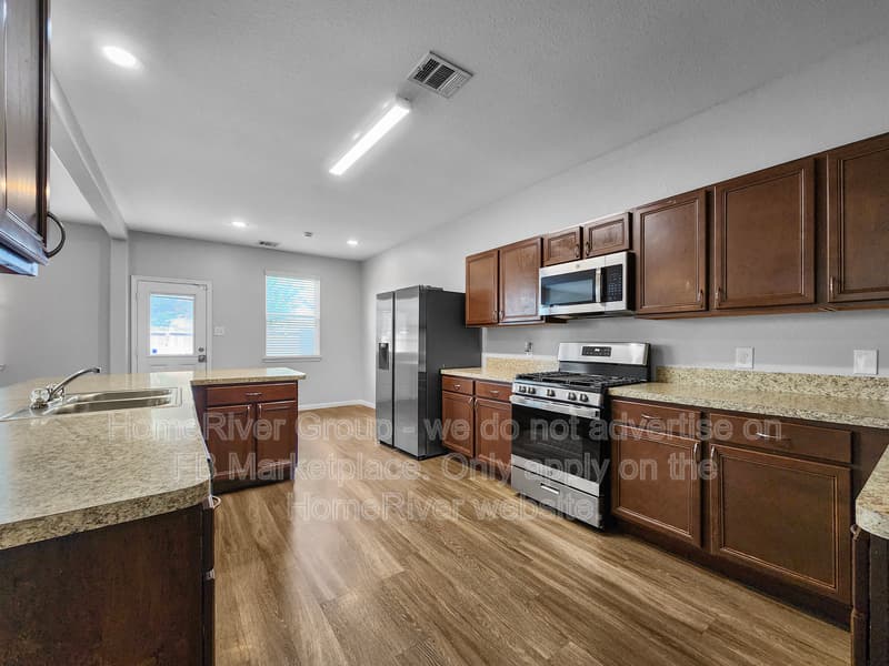 Houston House: 10311 Urban Oak Trl