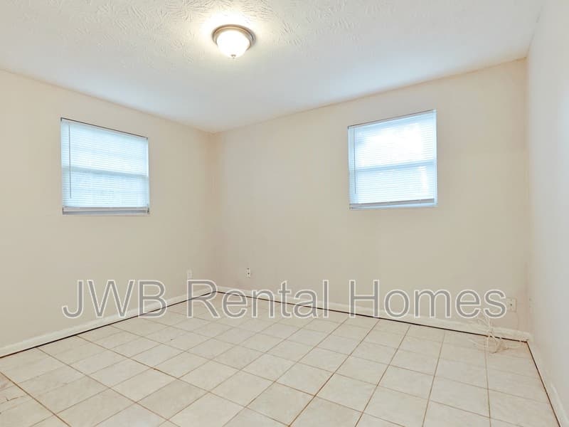 Jacksonville House: 2567 25th St W