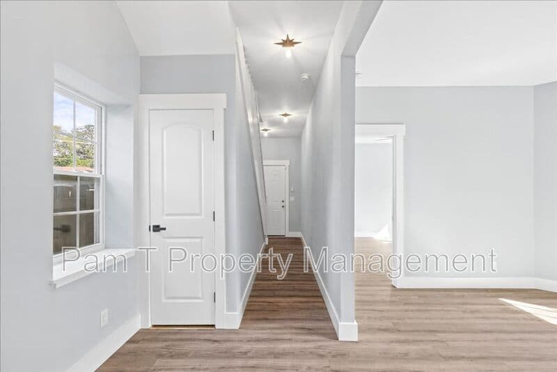 Savannah House: 3205 Burroughs St
