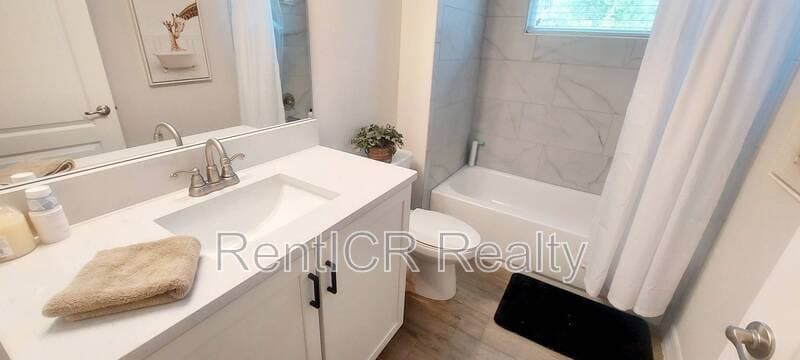 Lutz House: 353 Villa Corte Drive