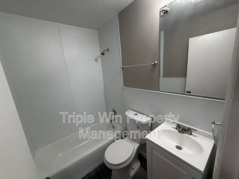 HAZELWOOD House: 7250 HOWDERSHELL RD