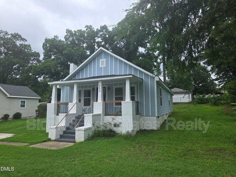 Wake Forest House: 523 E Nelson Ave