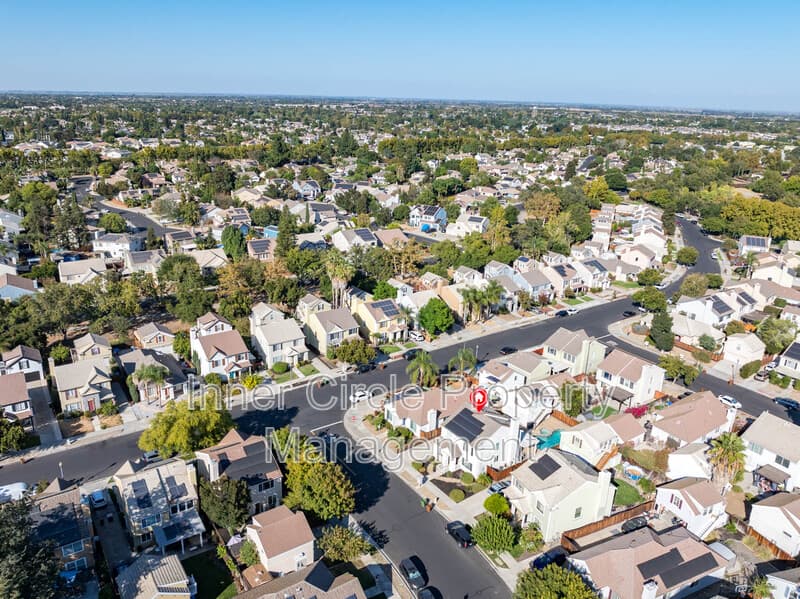 Brentwood House: 342 Chaucer Drive
