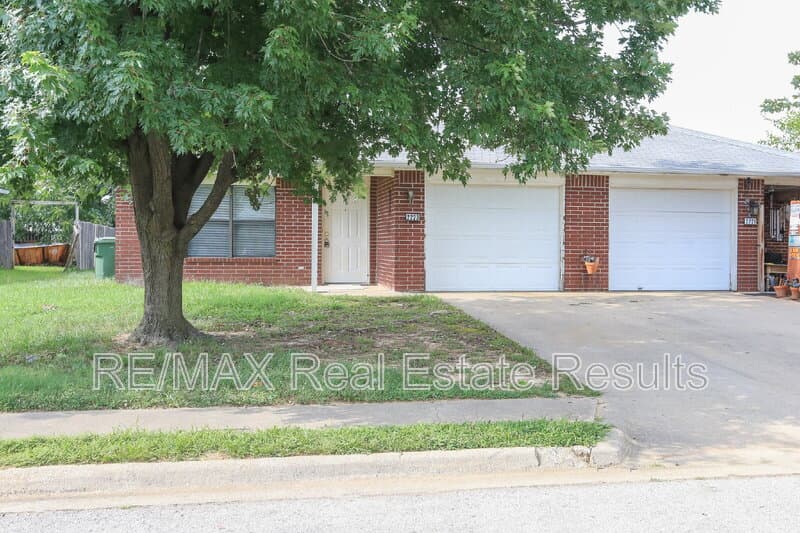 Rogers Condo: 2223 W Roselawn St