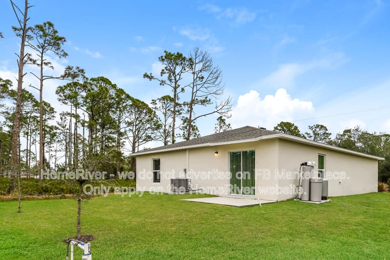 Port Charlotte House: 2465 Crockett St