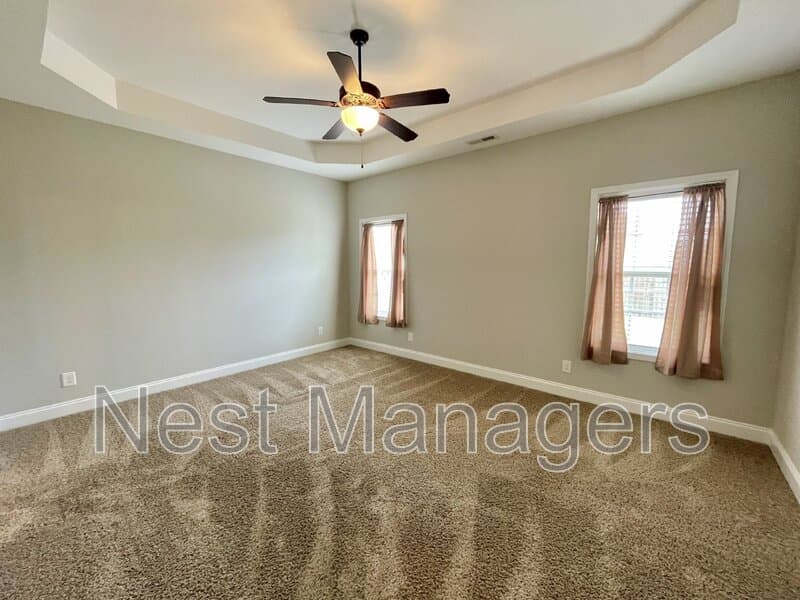 Hope Mills House: 5849 Crepe Myrtle Drive