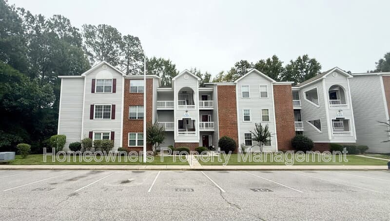 Fayetteville House: 325 Waterdown Dr