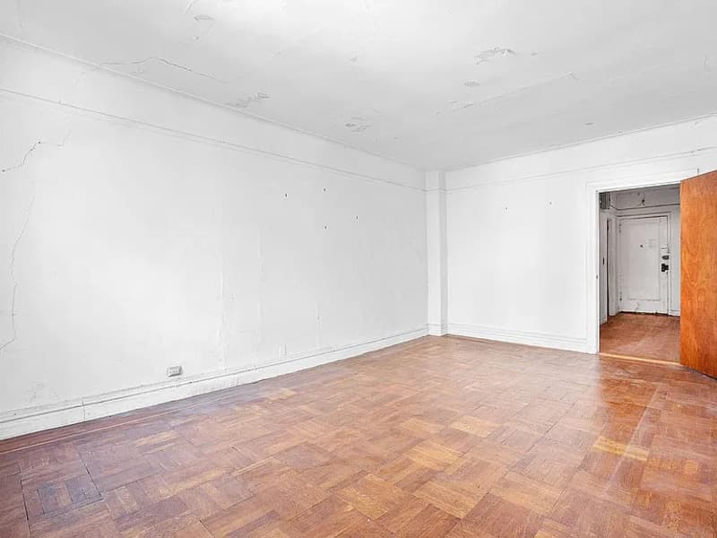 New York Condo: 105 Bennett Ave
