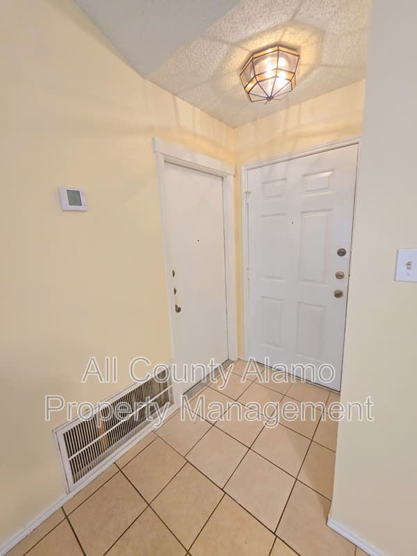 San Antonio House: 7515 Brandyridge