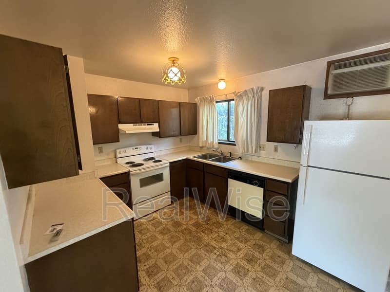 Grants Pass Condo: 832 NE D St