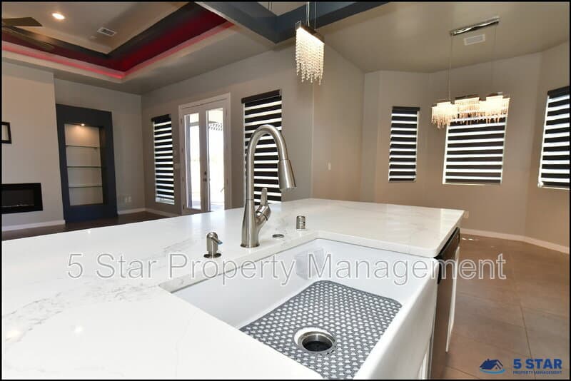 El Paso House: 2412 Tierra Lejana Pl