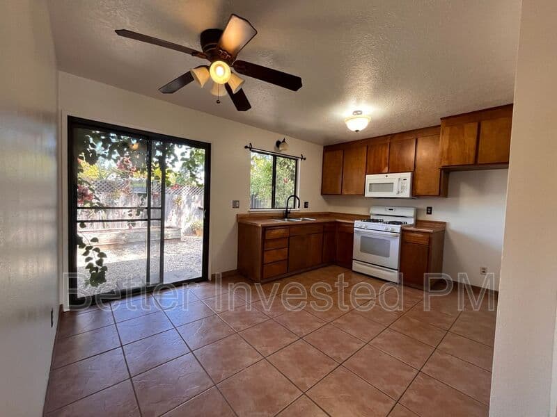 Healdsburg Condo: 427 North St