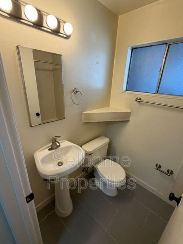 Oakland House: 407 Fairmount Ave