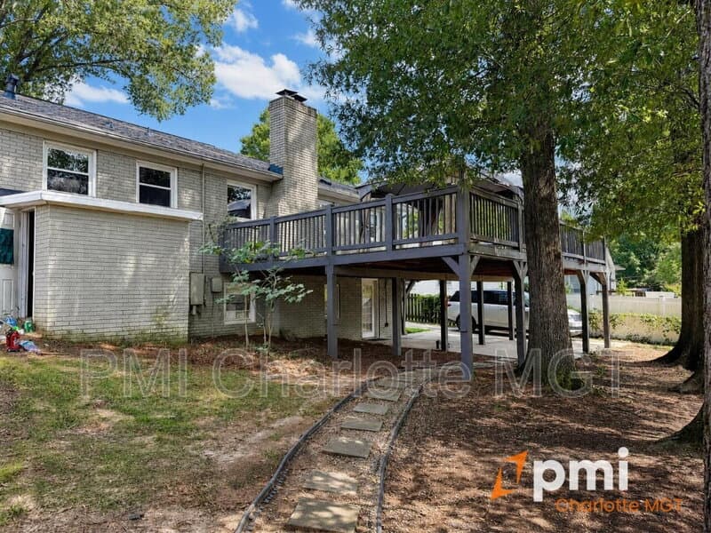 Charlotte House: 1140 Bevis Dr