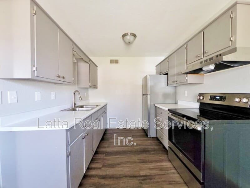 Higginsville Condo: 405 W 30th St