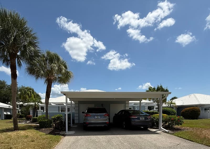 Venice House: 437 Wexford Circle