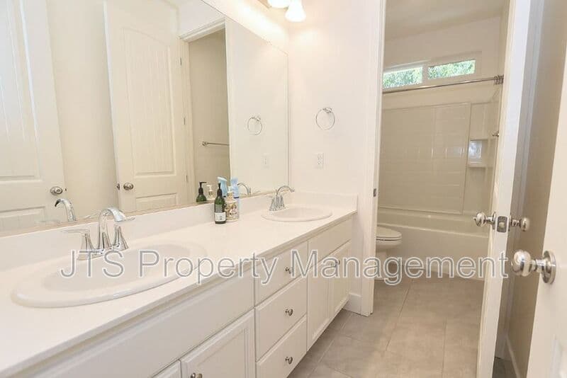 Fair Oaks House: 4988 Amina Fair Way