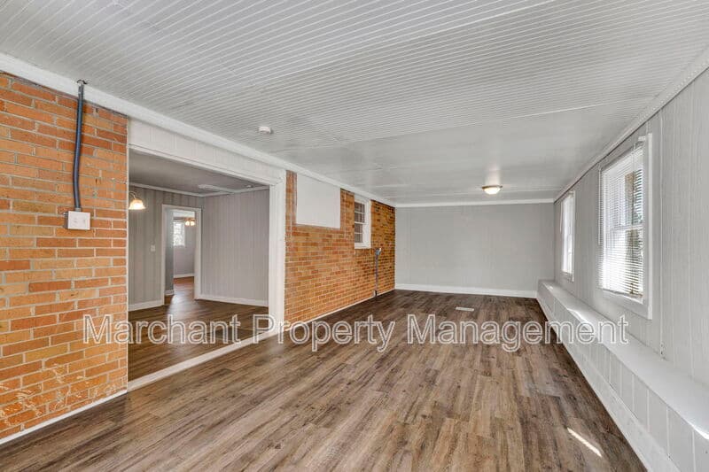 Greenville House: 17 Miracle Drive