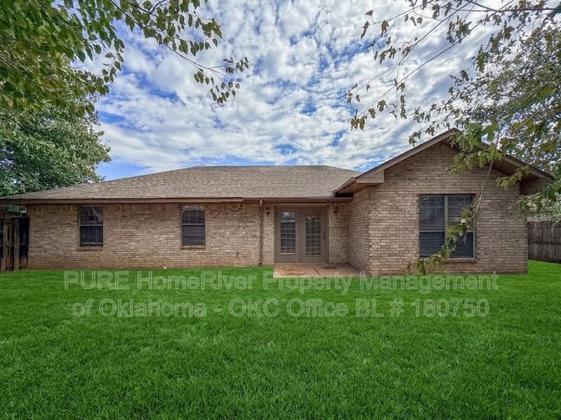 Moore House: 2521 Ridgewood Dr