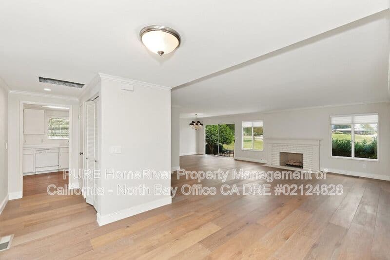 Santa Rosa House: 320 Oak Leaf Cir