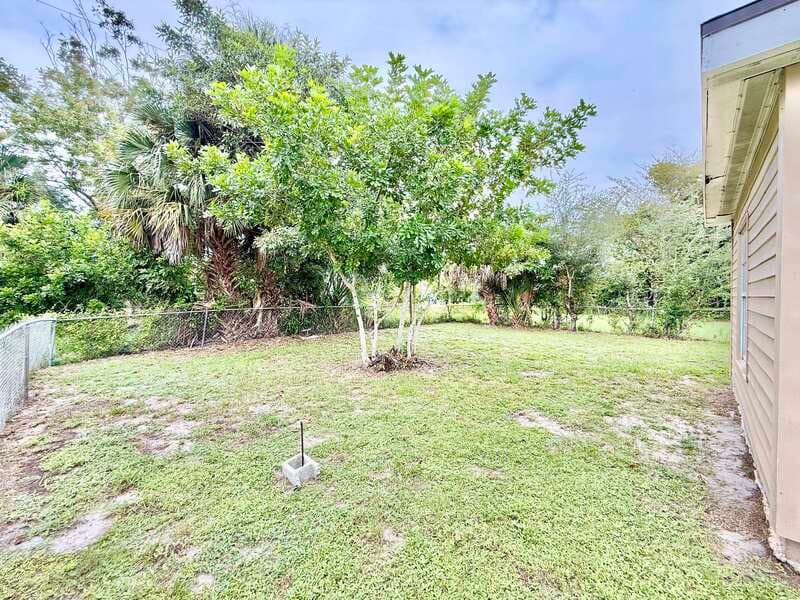 Fort Myers House: 2985 Saint Charles Street