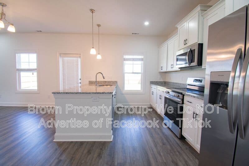 Raeford House: 157 Easy St