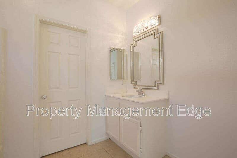 Hemet House: 127 Fuerte Ct