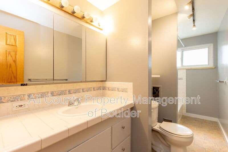 Boulder House: 4690 Sioux Dr