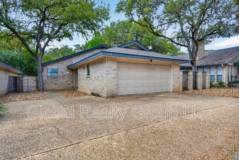 Universal City House: 118 Golden Way