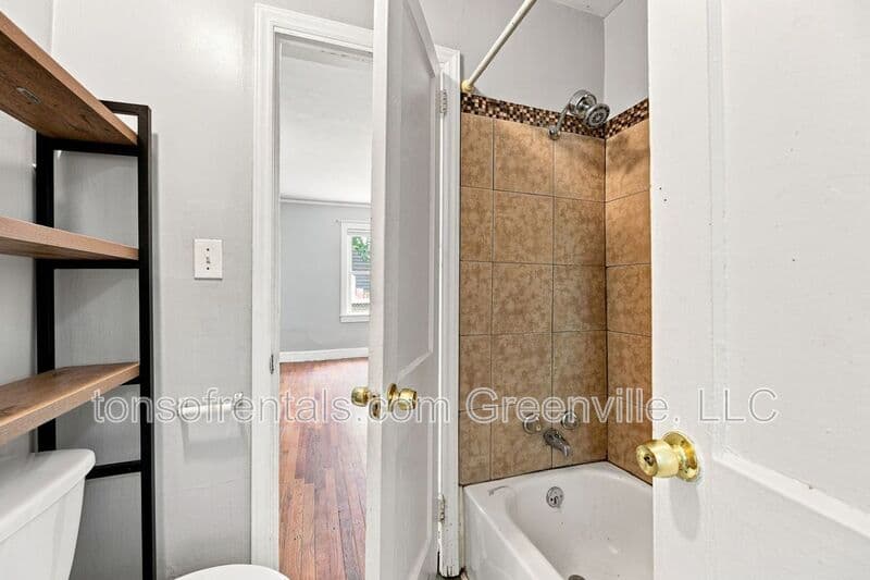 Greenville House: 8 Pacific Ave